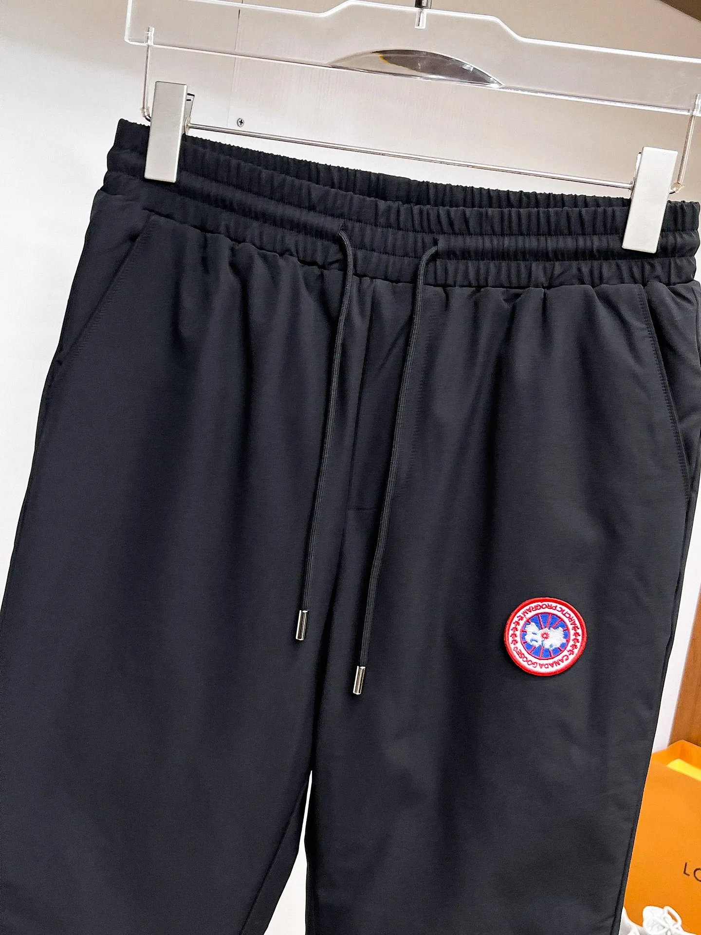 P490 Big Goose🇨🇦 🔥50ss thickened warm down pants, a new autumn and winter product, are here. 🌹Winter essential outdoor windproof, lockable and warm. Made of professional-grade outdoor windproof, waterproof and breathable fabric. Lining is filled with %90 white duck down. Lightweight design. Lightweight and warm. Seamless gluing process on the inside. Made of light and gall-free anti-drilling fabric to effectively prevent velvet running. Original hardware accessories Classic logo matching, simple and versatile, the upper body is stylish and not bloated, the same style for men and women! Size: M-3XL.